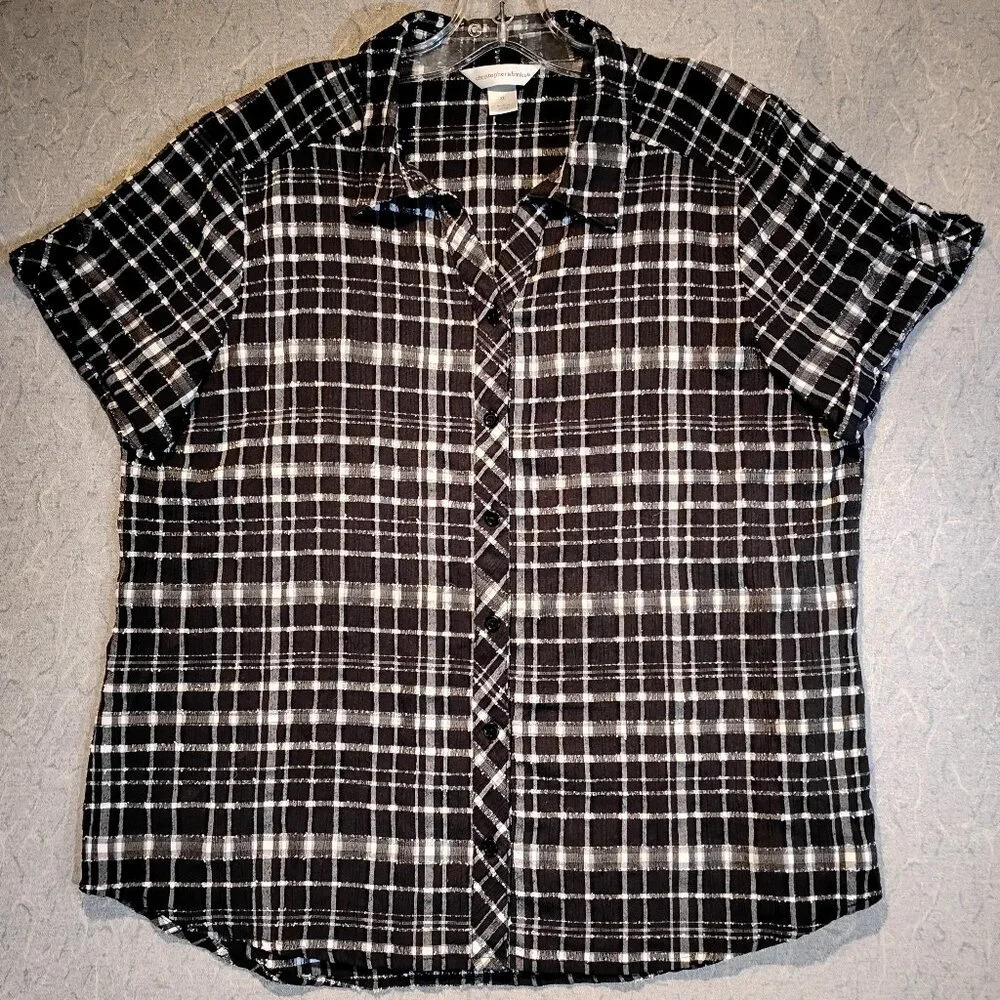 Christopher & Banks Black & White Short Sleeve Buttoned Shirt in Size XL.